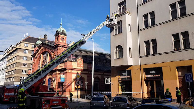 Rozpadající se balkon zastavil provoz v ulici na pražských Vinohradech